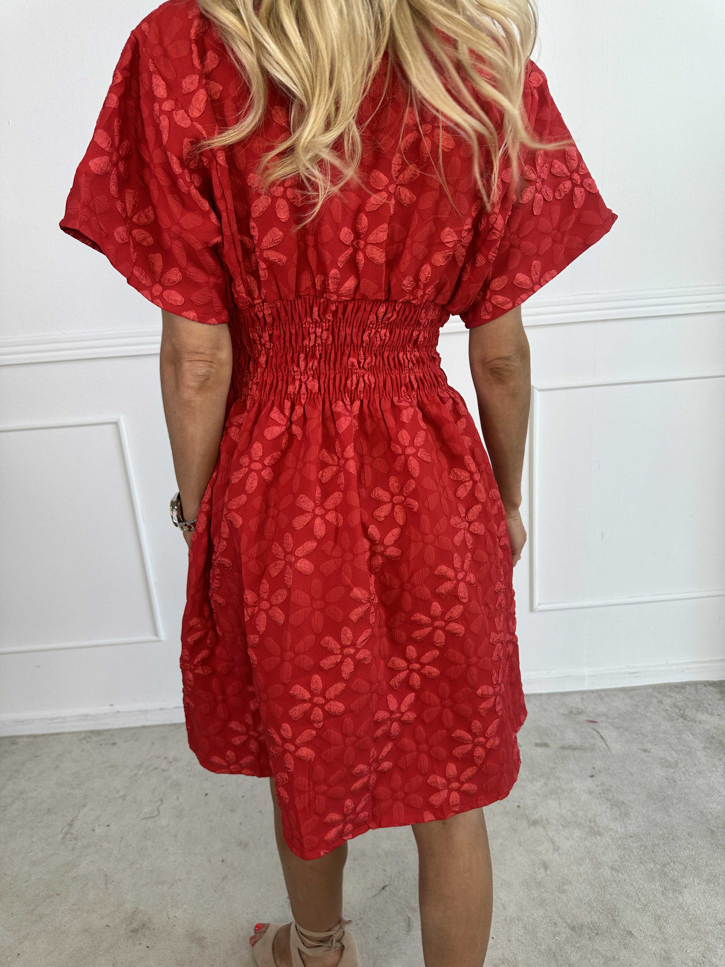 Pams Bloom Short - Feminin kjole med blomstermotiver